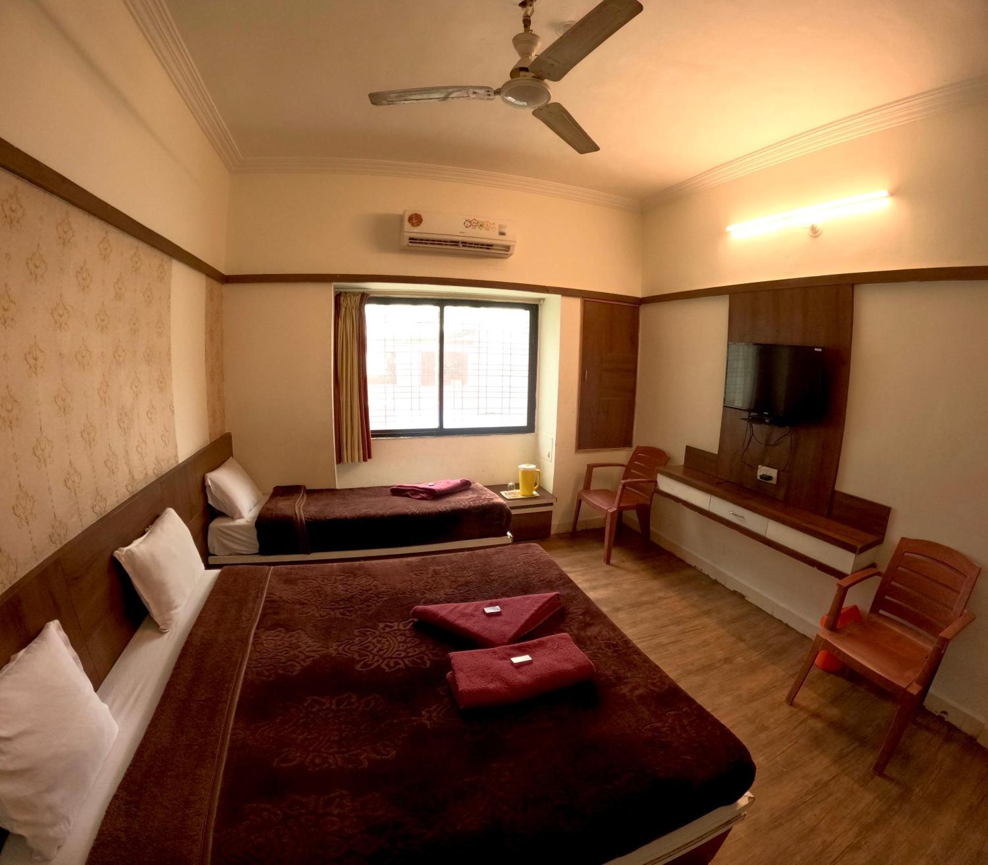 Hotel Laxmibai Palace Shirdi Exterior photo